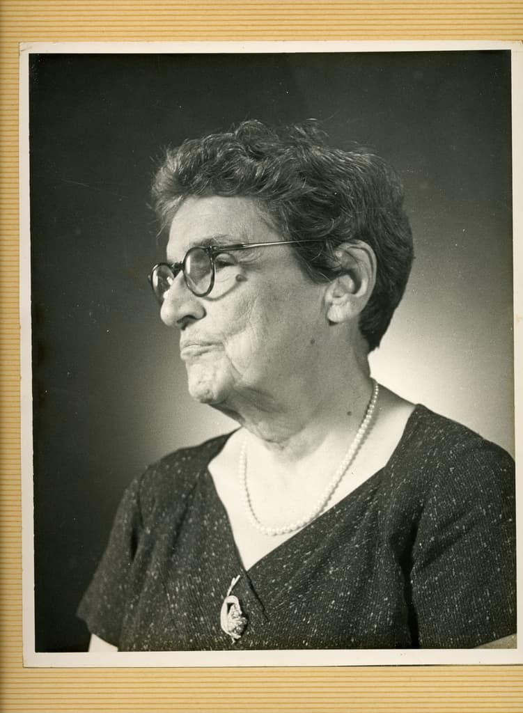 รูปภาพประวัติมิสเจเนวีฟ คอลฟิลด์ ผู้ก่อตั้งมูลนิธิฯ